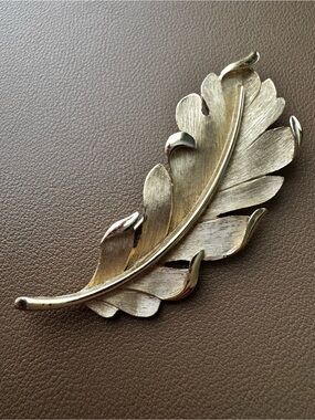Vintage Trifari Leaf Brooch Gold Tone Textured Swirling Statement Pin